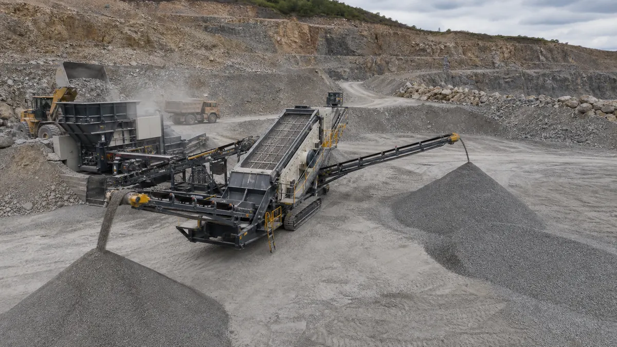 Mobile screen plant separating crushed aggregate into multiple stockpiles in a quarry